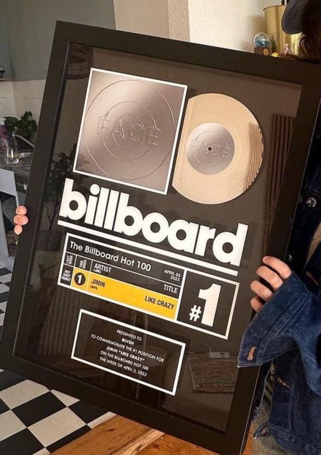 namutws's tweet photo. El Rey Park Jimin recibirá su placa por haber obtenido el puesto #1 en el Billboard Hot 100 con "Like Crazy." Felicitaciones!! 👑 

RT + 💬 HISTORY MAKER JIMIN
CONGRATULATIONS PARK JIMIN
#JiminNo1Hot100
#LikeCrazyNo1Hot100 https://t.co/djJBNAcsxV