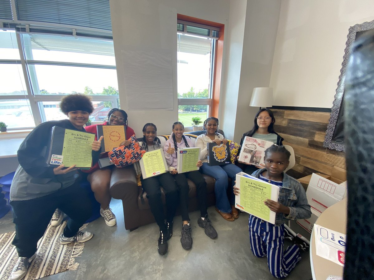 deerob55's tweet photo. ALL JH Scholars are starting the year off Organized for success! One JH One Binder ! @AVID4College @JeffHoustonPK8 @ACPSk12 https://t.co/yzQeyP2HO5