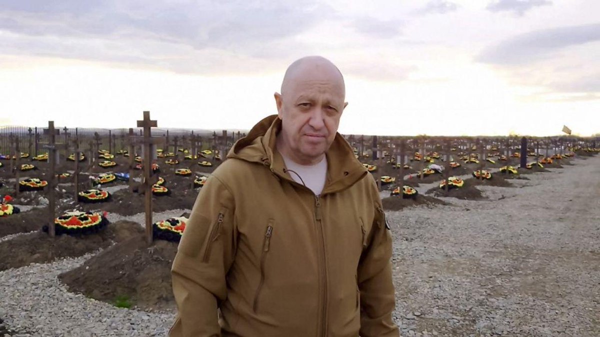 LCI's tweet photo. EN DIRECT - Russie : un avion s'écrase avec 10 personnes à bord, le patron de Wagner serait parmi les victimes https://t.co/Sgwl0r2P02 https://t.co/tJic12CCJb