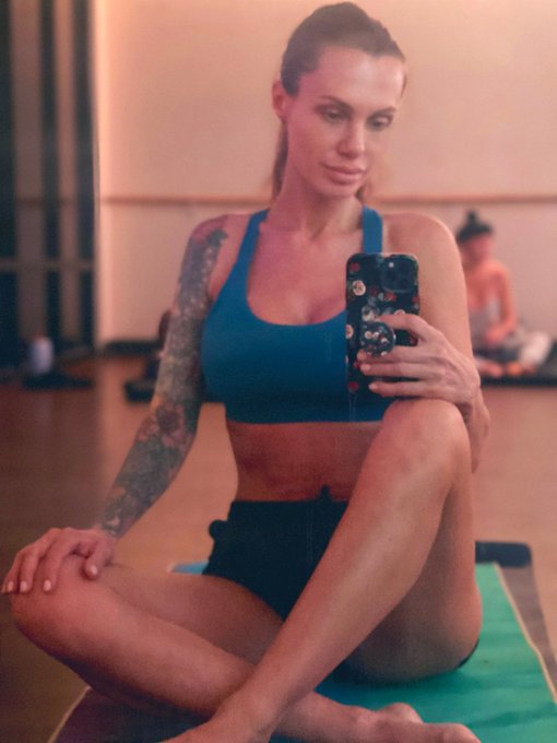 Stronger, wiser, hotter, richer &amp; more Stellar everyday. 💪🏼 https://t.co/f7QHVGOl6T