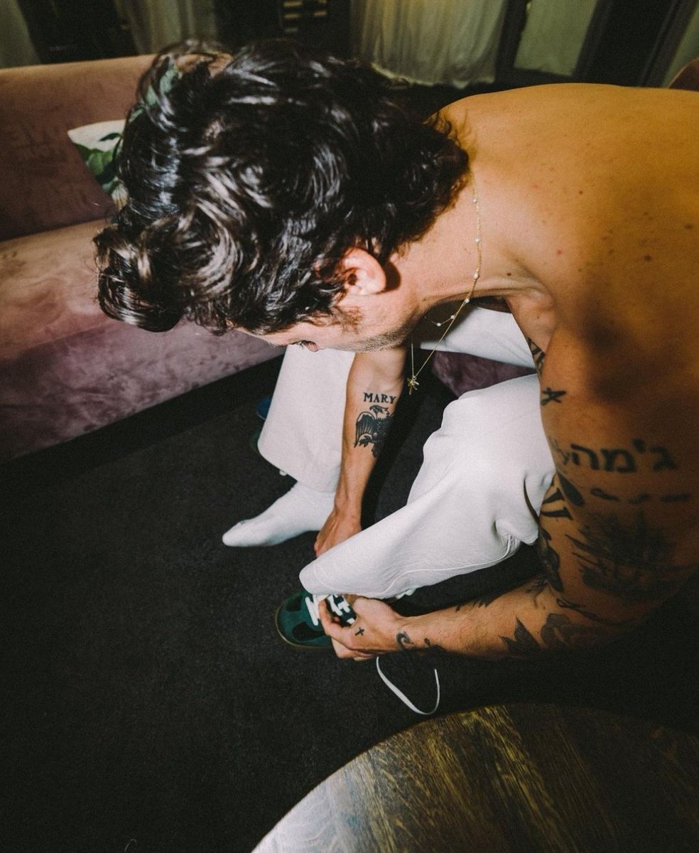 louhst28's tweet photo. o colar o cabelo o pescoço as costas as pintinhas as tatuagens HARRY STYLES https://t.co/ygrxU1iGgr