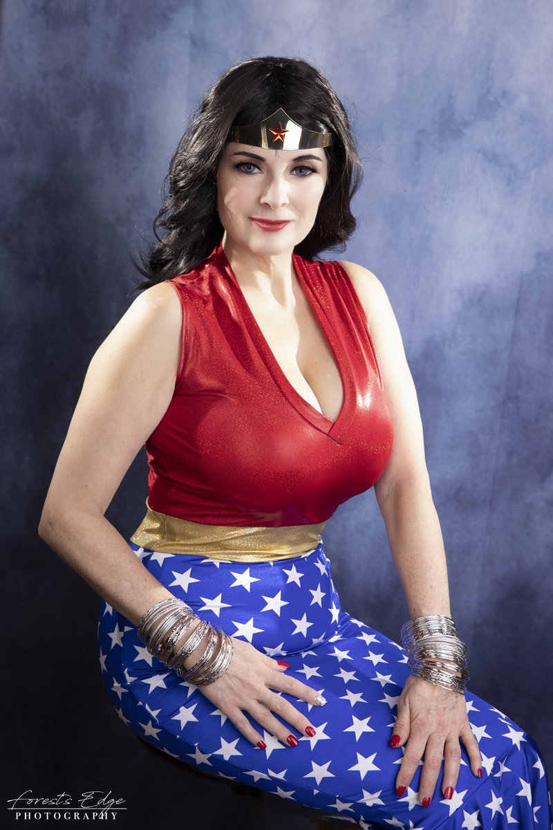 #WorldPrincessWeek continues with everybody’s favorite #Amazon princess! I’m sharing my Formal #Diana in honor of the celebration. 😄👑

#wonderwoman #wonderwomancosplay #a2wonderwoman #a2miwonderwoman #classicwonderwoman #dianaofthemyscira #amazonprincess #dianaprince #dccomics