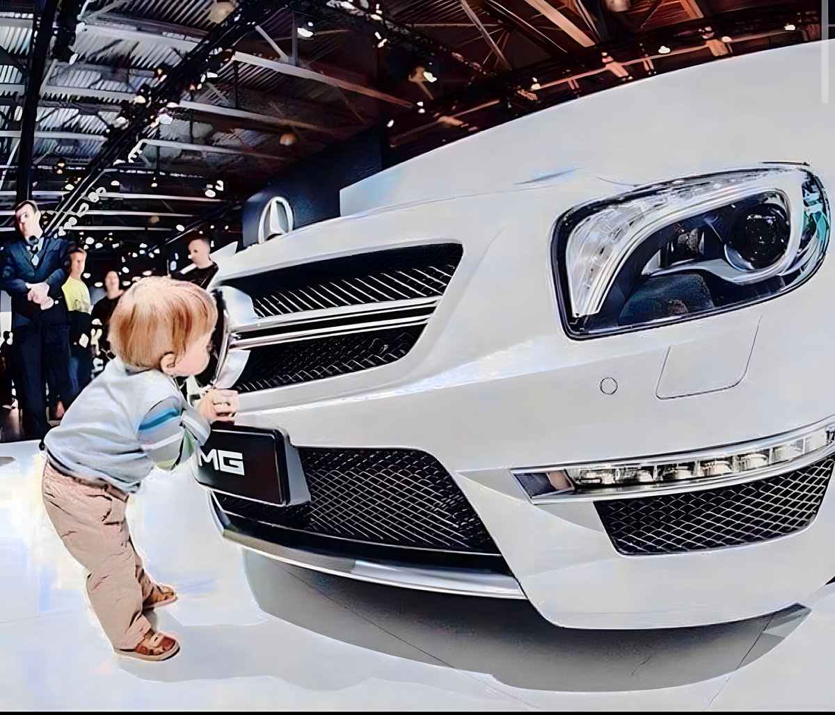 بسبب قبلة الطفل لشعار شركة مرسيدس قامت الشركة باهداء تلك السيارة لعائلة الطفل.

لهذا علموا ابنائكم تقبيل الأشياء الثمينة 😂