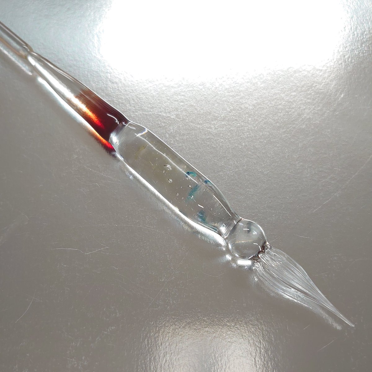 ブラックライトで光るクラゲのガラスペンを作りました。自然光だとクラゲはうっすらとしか見えません。
#ガラスペン #光るクラゲ #バーナーワーク