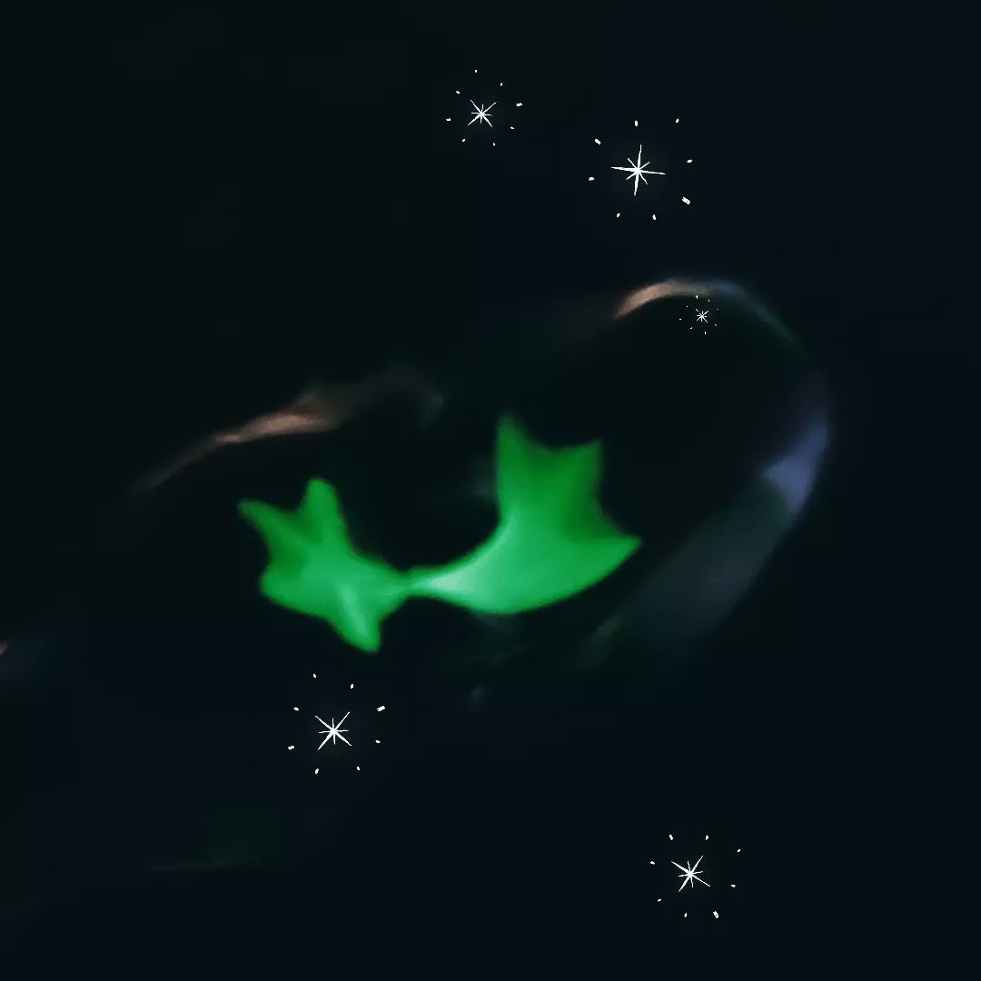 ガラスペンに使うために、ブラックライトで光る流れ星のパーツを作ってみました。
#ガラスペン
#流れ星
#バーナーワーク