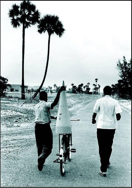 #ISRO Scientists used to carry Rocket parts on bicycle in 1960s.

#ISRO
#Chandrayaan3
#IndiaInSpace #India