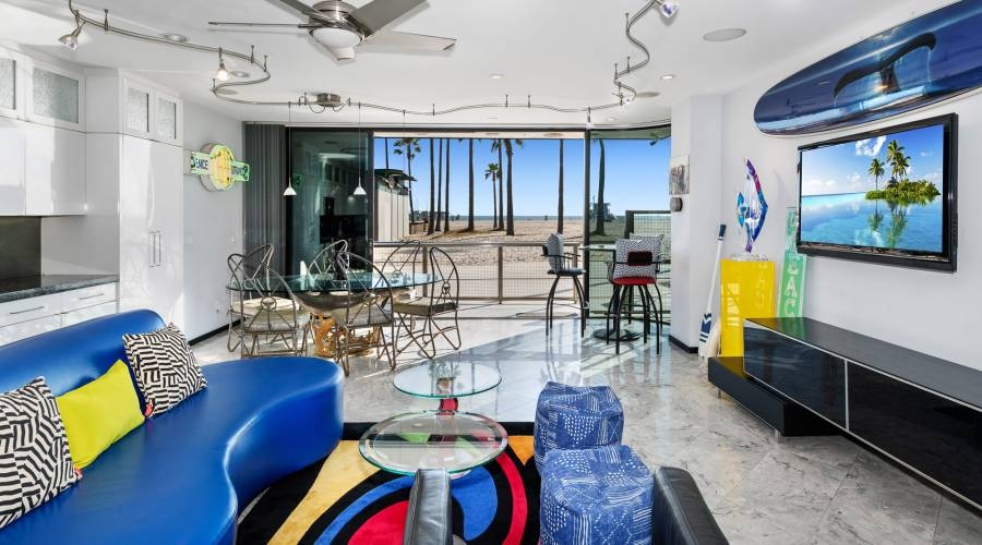 #HomeoftheDay! On the famous #VeniceBeachBoardwalk, this stunning #condo is a beach lover's dream! The main floor boasts Fleetwood windows to allow for the full beach experience.

-#Venice #CA
-3 Beds, 3 Baths
-2,060Sqft

Bjorn Farrugia |(310)998-7175 | bit.ly/3YGOZ9Z