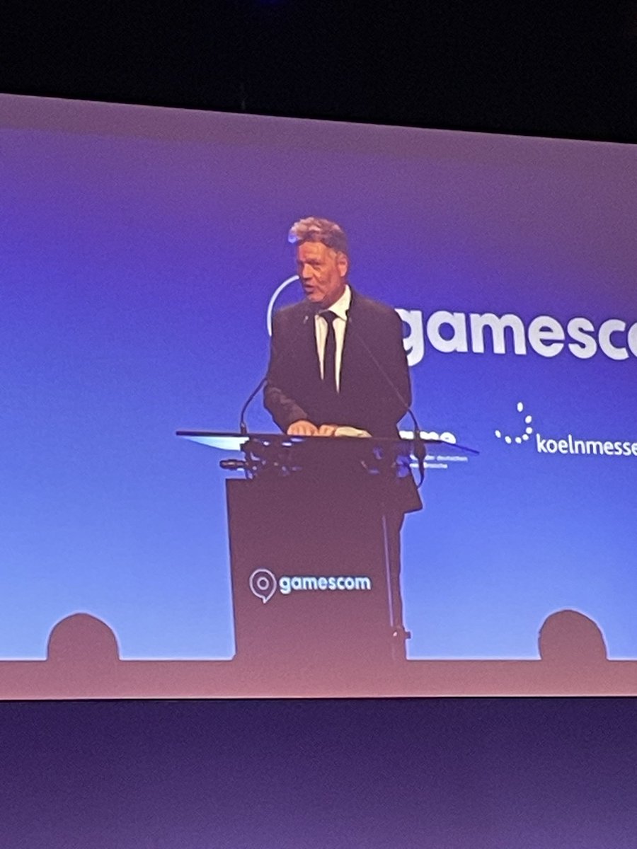 Robert  Harbeck @BMWK eröffnet die <a href="/gamescom/">gamescom</a>. Er sagt: Kultureller Aspekt zentral, will sich für verlässliche Förderung einsetzen, aber keine Zusagen für zusätzliche Mittel, Spielen schaffen gesellschaftliche Werte.
<a href="/MiKellner/">Michael Kellner</a> <a href="/game_verband/">game_eV</a> <a href="/FelixFFalk/">FelixFalk</a>