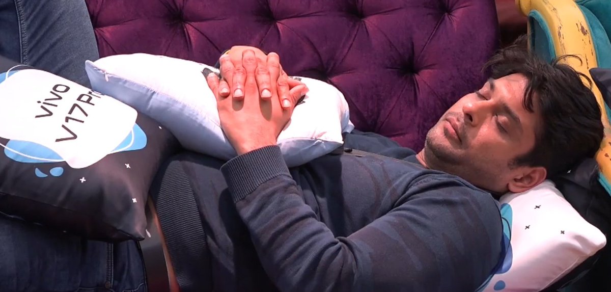 TheHottestDevil's tweet photo. Bahu nd someone tried to break glass of Sana nd company's tijori but failed

Biggboss gave responsibility to sid a
nd takla to announce the winner but takla was careless about the job so BB took it in his own hand 

EP 11 #BB13RewatchParty #SidNaaz #SidharthShukla #ShehnaazGill https://t.co/J5aV1tqv5W