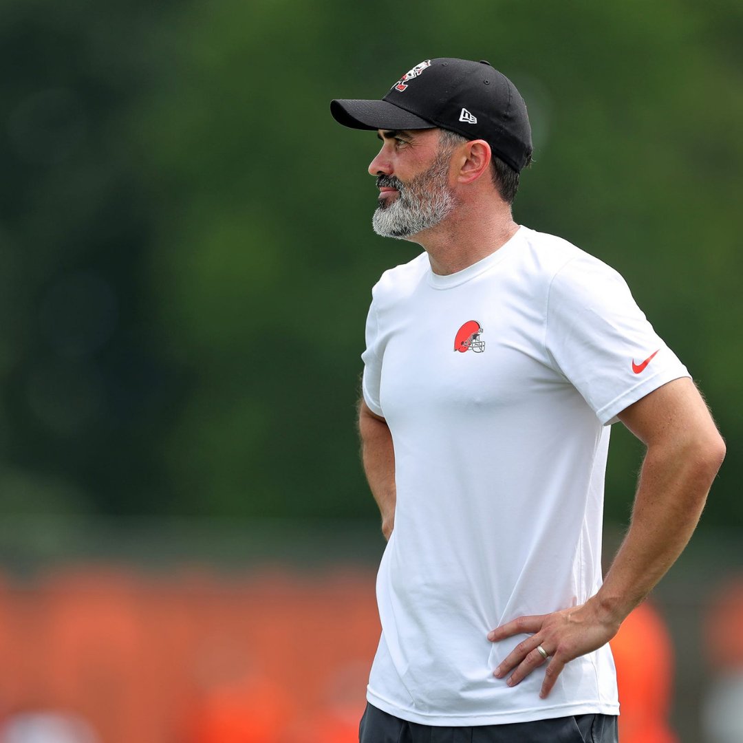 MySportsUpdate's tweet photo. This is different: #Browns HC Kevin Stefanski has a rule if there are fights in a joint practice:

If it involves a starter: He now has to play in the upcoming preseason game.

If it's a backup who is fighting for a roster spot: He now can't play in the upcoming preseason game, losing a big opportunity.

A unique rule to prevent fights, which we've seen so many of in camps.

(via @AlbertBreer)