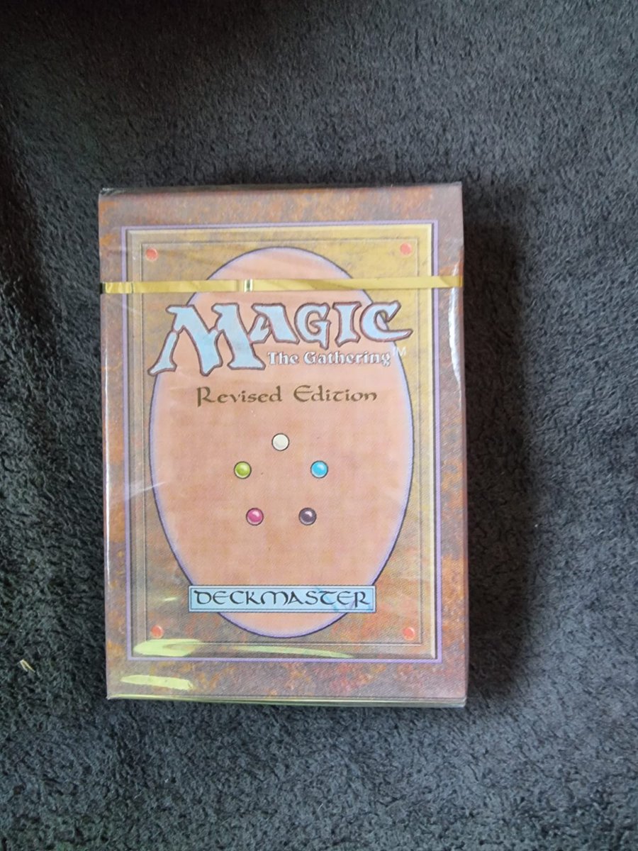 mtgcards_be's tweet image. I am not an expert in old, sealed products. How can I check if this is legit? #mtg #revised #starterdeck