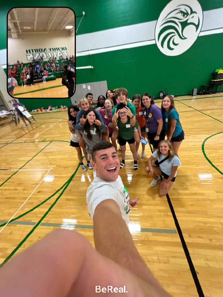 KSHSAA's tweet photo. Thanks to all the groovy Derby HS students for their help today at the first ever KSHSAA STUCO MS Workshop at Derby North MS!
#ksstuco 
#icanhelp https://t.co/g6ptQnX1KL