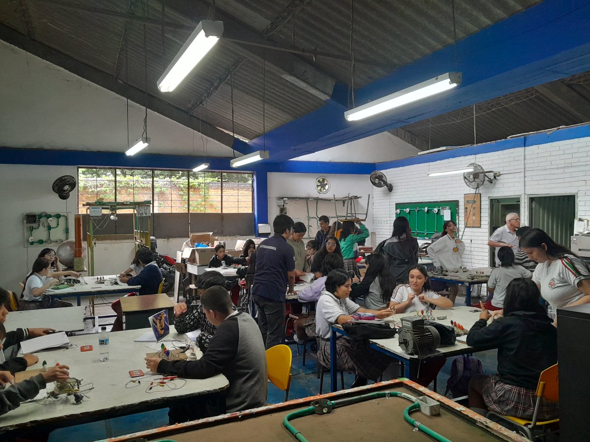 difejaes20's tweet photo. @Educacion_Cali @AlcaldiaDeCali @darwinlenis @FondoFFIE @GobiernoCali @JorgeIvanOspina @Mineducacion @TICAlcaldiaCali @RedTiCali Promoviendo espacios tecnológicos, dónde la motivación del estudiante por aprender y por desarrollar pensamiento sea el pilar más importante. 
Inem presente!
#innovacion.
#EncuentroLideresTicCali https://t.co/NPb8Tfa7hW
