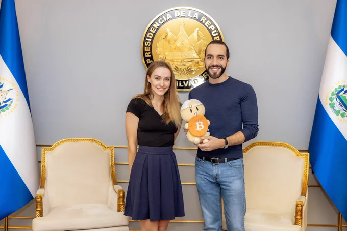 QCH_Token's tweet photo. NEW - 🇸🇻 President of El Salvador happy to receive his #Bitcoin📷 Little HODLer 📷 https://t.co/2U3TOSTJXF