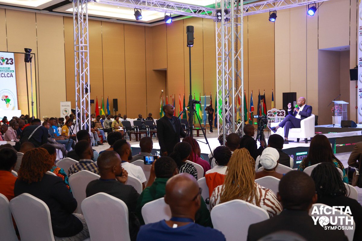 MeneWamkele's tweet photo. C'était un plaisir d'interagir avec les jeunes, passionnés par le succès de la ZLECAf lors de la session Townhall de la#AfCFTAYS2023. Nous devons assumer notre propre destin économique &amp; y faire face, sinon nous resterons à jamais à la périphérie du développement économique. https://t.co/g9EpKMpOmm