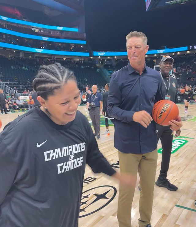 SLFbasketball's tweet photo. @dschrempf and @jaci_mccormackconnecting with the high five before the big @cocseattlegame. Gotta love the energy!

#championsofchange #seattlesupersonics #nbacares #riseaboveinc https://t.co/xn8c8lf2Oc