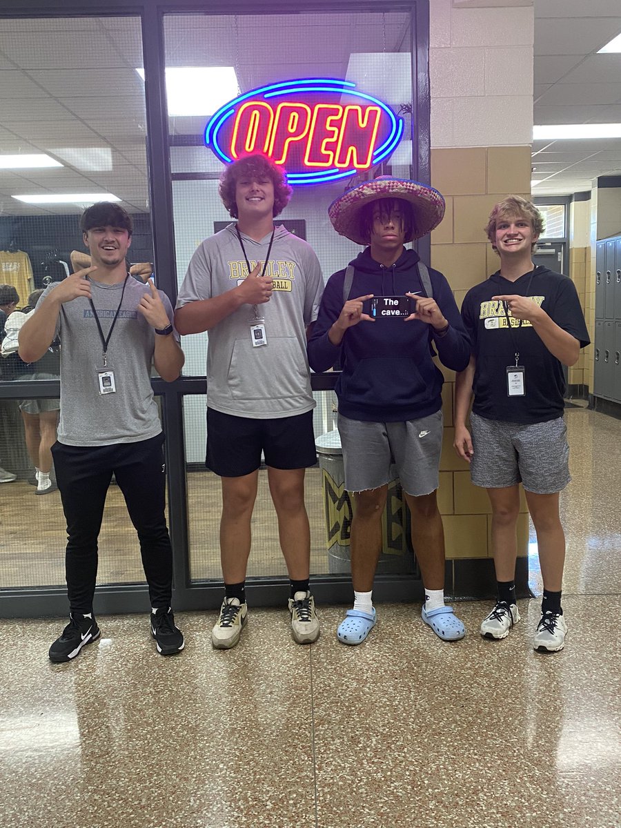 BCHS_Cave's tweet photo. THE CAVE IS NOW OPEN!!!!!!
Come buy your favorite snacks!!!
@BCHS_Cave https://t.co/oUmEC3Zebs