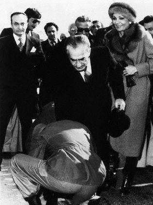 برایِ عذرخواهی از مردی که گریست و قلبی که شکست و آهی که گرفت و تنها اُمیدی که مانده #شاهزاده_را_صداکن 

#پهلوی_امید_ملت