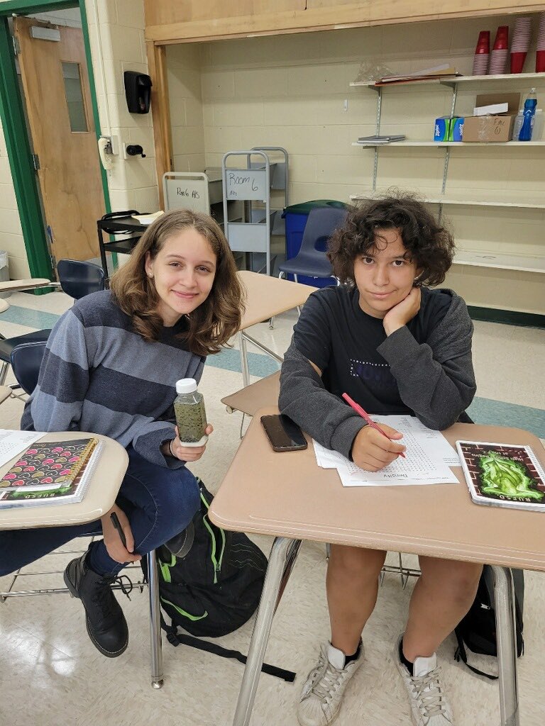 abmichalek's tweet photo. Building lava lamps using acid base reactions and density during summer bridge! https://t.co/elIQ30aUfm