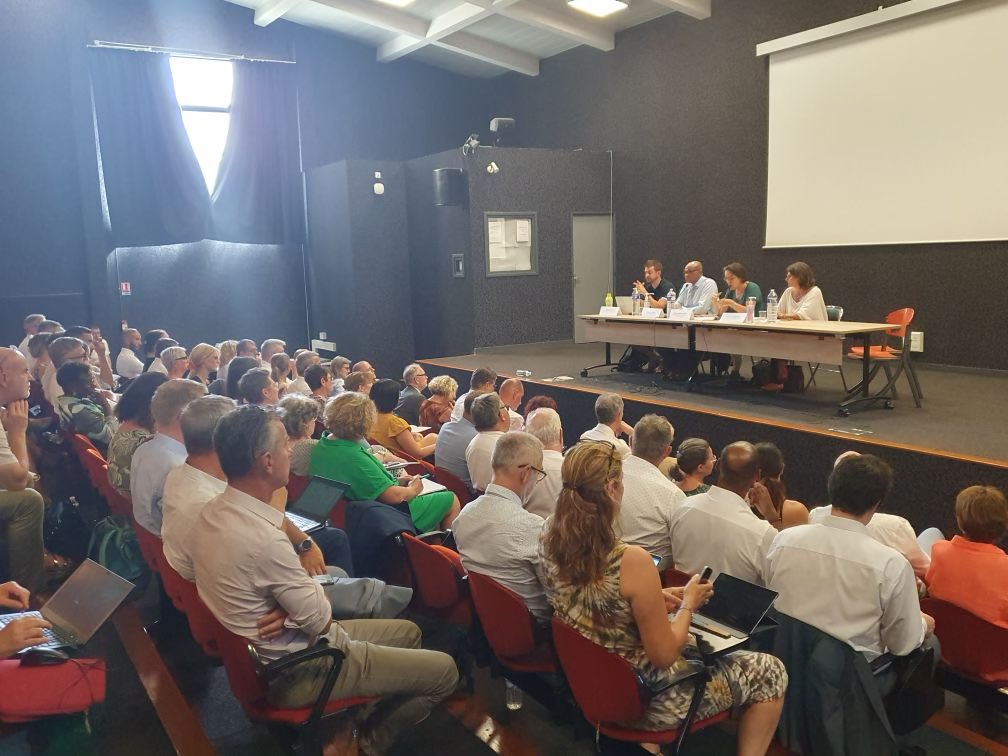 AcademieDijon's tweet photo. La rectrice @acbesancon @RA_BFC @NathalieAlber15 et le recteur @NNgahane sont réunis pour accueillir les nouveaux cadres stagiaires des deux académies. 

28 personnels de direction et 8 inspecteurs vont prendre leurs fonctions dans l’académie de Dijon à la #rentrée2023. https://t.co/gLpPKBf49v