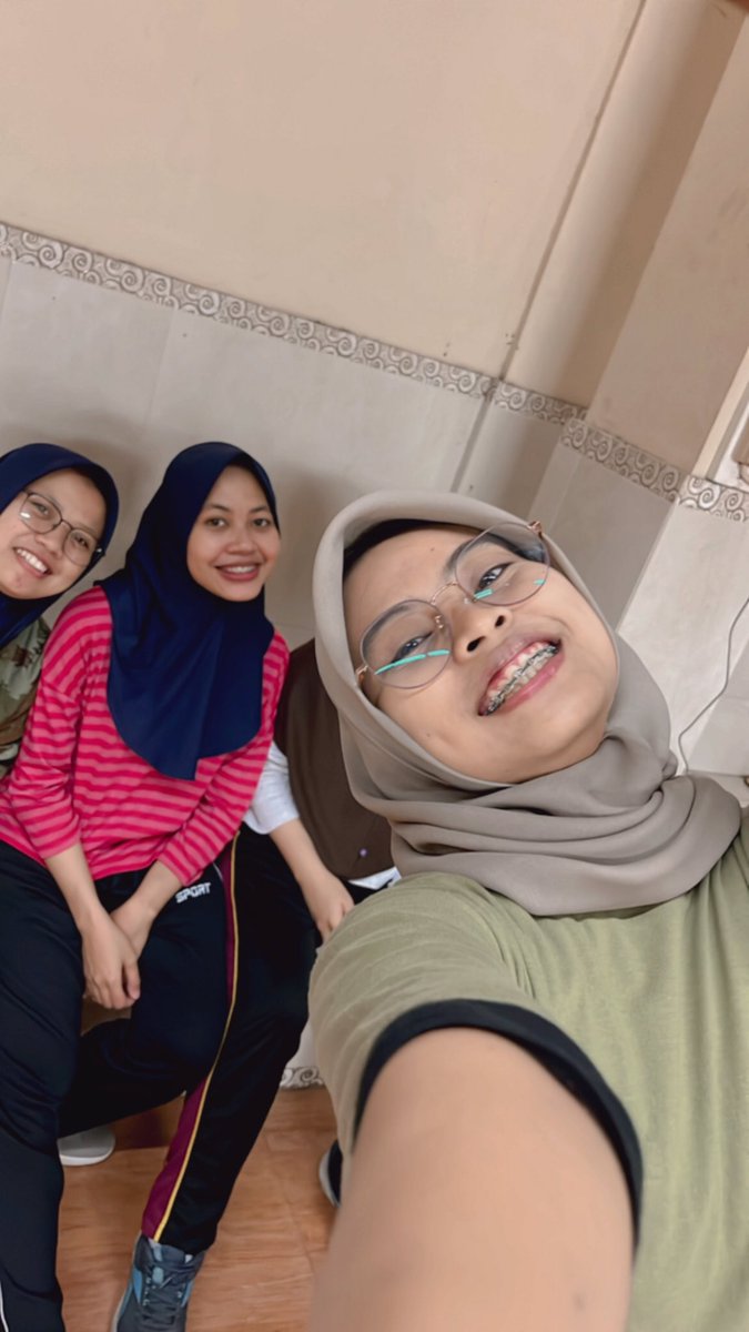 dzulfadhla's tweet photo. tetep badminton setelah seharian mobat mabitt https://t.co/GzGsw9pZwv