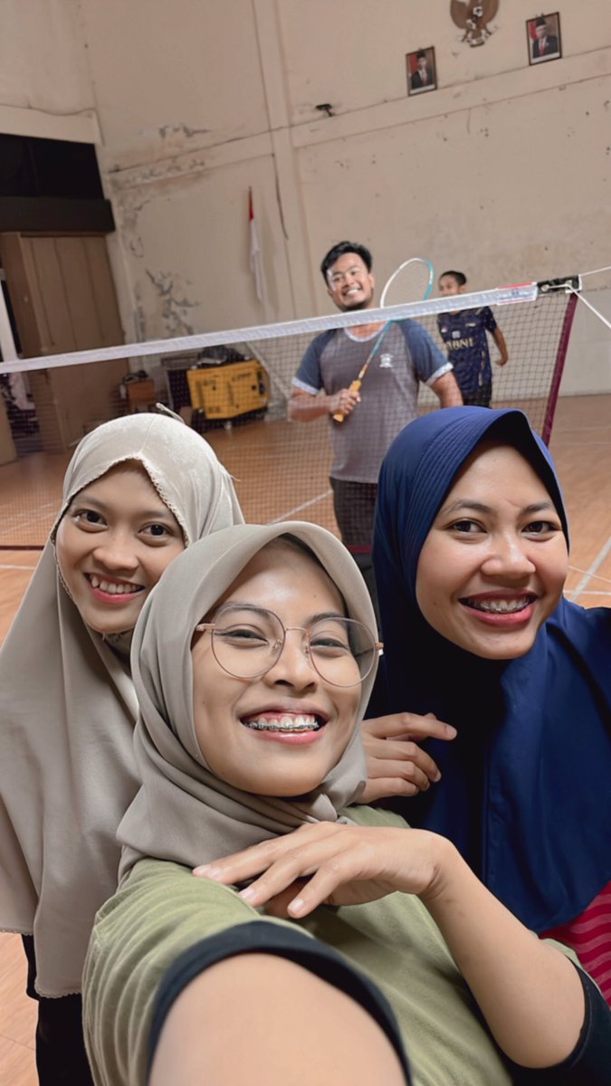 dzulfadhla's tweet photo. tetep badminton setelah seharian mobat mabitt https://t.co/GzGsw9pZwv