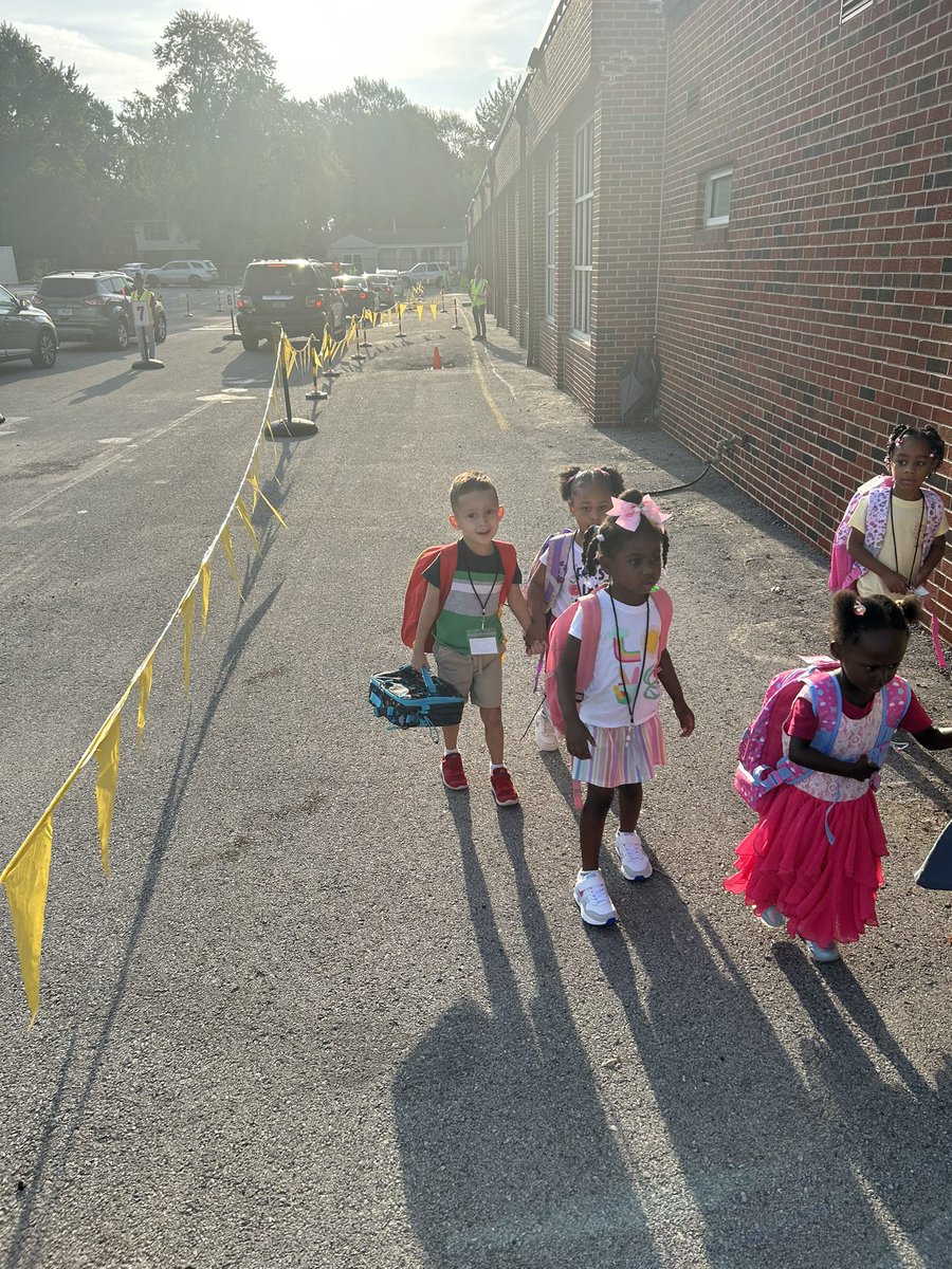RQSElementaryED's tweet photo. Welcoming the Class of ‘37 to @RQSThreeTrails Preschool! Tara &amp; her staff are amazing as they work their magic with 200 cars &amp; some crying customers!👏🏽😎 #firstdayofPreK @DrPenK @RQSCAO @RaytownSchools https://t.co/SSYBHr9EK3