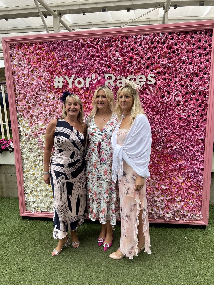 Paulothewolf63's tweet photo. Great start to day!!! #yorkraces #chickendinner https://t.co/lfJ64NNZPI