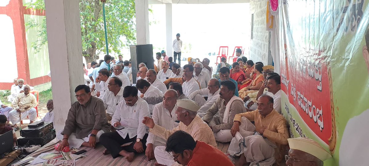 JTPatil1's tweet photo. ನಂದಿ ಸಹಕಾರಿ ಸಕ್ಕರೆ ಕಾರ್ಖಾನೆ,ಕೃಷ್ಣಾನಗರ ಆಡಳಿತ ಮಂಡಳಿಯ ಚುನಾವಣೆಯ ಶ್ರೀ.ಕುಮಾರ ದೇಸಾಯಿ(ಜೈನಾಪೂರ) ಅವರ ಗುಂಪಿನ ಪರವಾಗಿ ಇಂದು ಚಿಕ್ಕ ಗಲಗಲಿಯಲ್ಲಿ ನೆಡೆದ ಬೃಹತ್ ಬಹಿರಂಗ ಸಮಾರಂಭದಲ್ಲಿ ಮತಯಾಚನೆ ಮಾಡಿದೆ. https://t.co/PNSjmE7ZL5