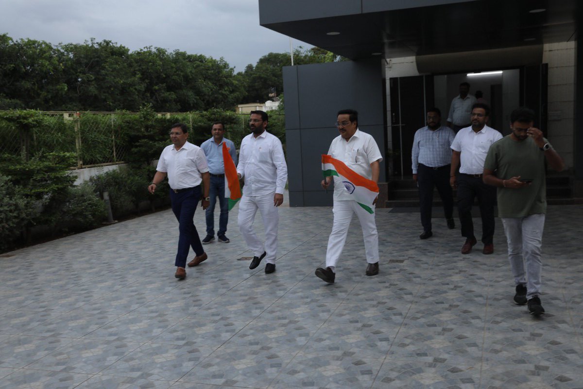 CRPaatil's tweet photo. अब चंदामामा दूर के…..એવું નહીં પણ चंदामामा पास के….
-@narendramodi સાહેબ 

ચંદ્રયાન 3એ સફળતાપૂર્વક ચંદ્રની ધરતી પર ઉતરાણ કર્યું એ ઐતિહાસિક અને ગૌરવપૂર્ણ પળની ઉજવણી ગાંધીનગર ખાતેનાં મારા નિવાસસ્થાને ફટાકડ��� ફોડીને કરી. @isro #isrochandrayaan3mission #isroindia https://t.co/nuphVhqr25