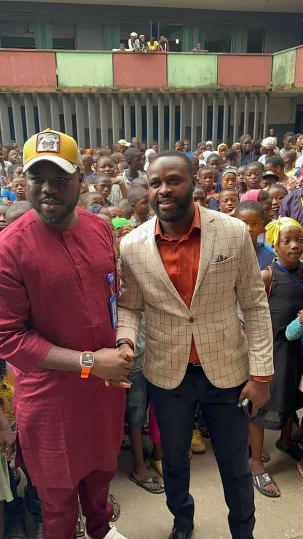 kao_foundation's tweet photo. MD/CEO KAO Foundation,Hon Prince Taiwo Oyekan thanks Veteran Artist Femi Adebayo for delivering an inspiring speech to participants during the Second Edition of the summer coaching https://t.co/Ix0JIlQ5AT