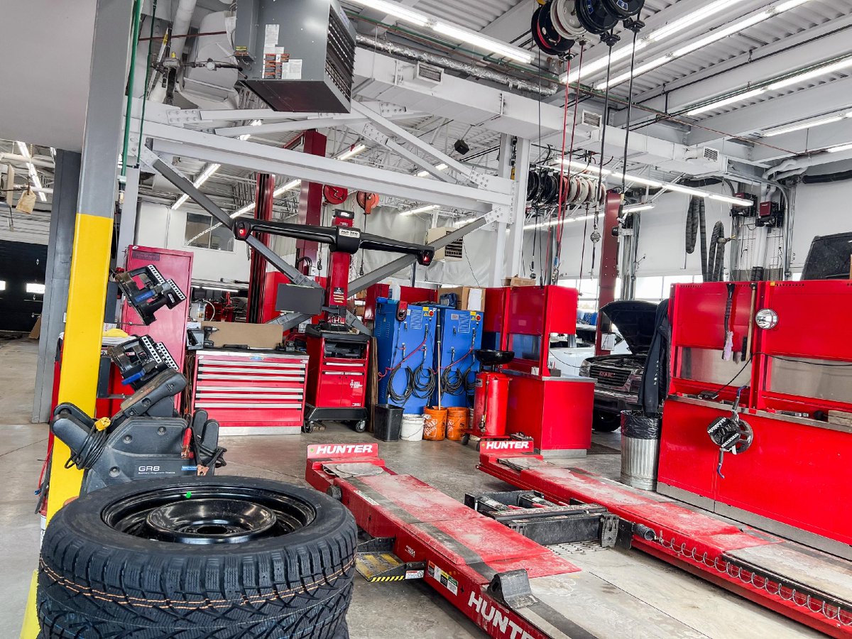 EncoreHonda's tweet photo. Chez Encore Honda, notre atelier n'est pas seulement un lieu où votre véhicule reçoit des soins de qualité.🎨🔧  

C'est aussi l'endroit où nos techniciens passionnés, experts dans leur domaine, mettent tout en œuvre pour assurer la performance et la longévité de votre véhicul... https://t.co/SPXv9a8VIP
