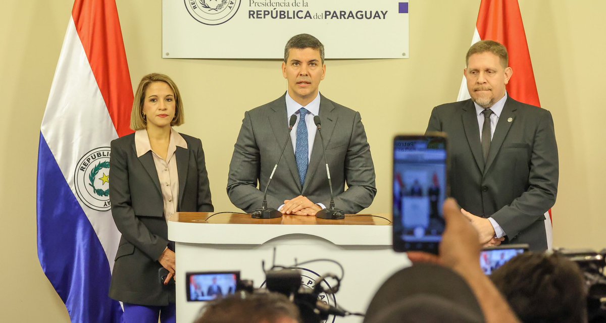 El Presidente <a href="/SantiPenap/">Santiago Peña</a> anuncia la reducción de 600 gs por litro en el  precio del gasoil y de la nafta en sus tres tipos. Mientras que el gas de uso doméstico se reduce de 6924 gs el kilo a 5.500 gs. #GobiernoDelParaguay 🇵🇾