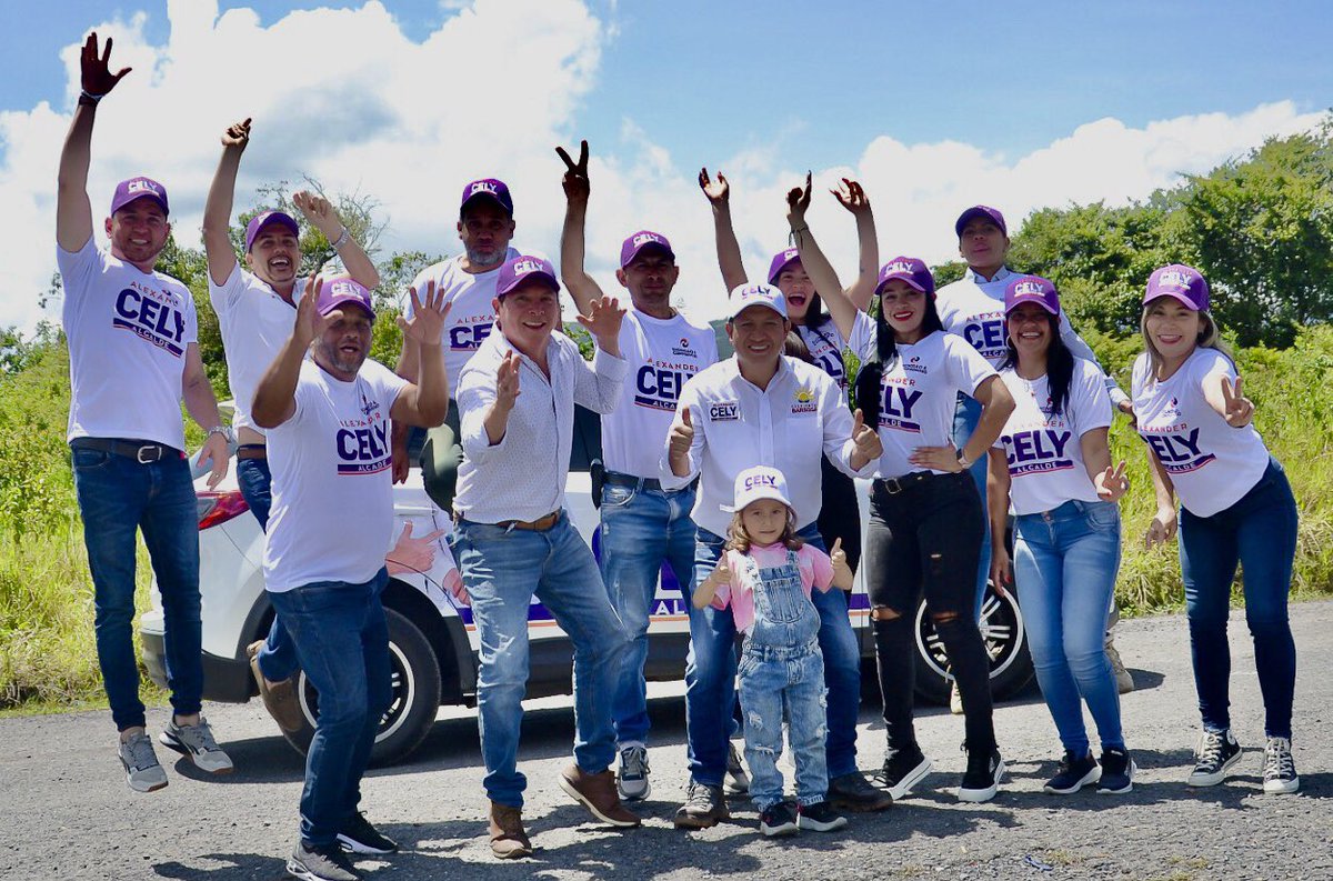 YorginCely's tweet photo. Cuando nos unen la voluntad de servicio, la alegria y las ganas de trabajar por una mejor Barbosa; todos estamos aquí presentes. Alexander Cely @BucaraNotas @OLUNoticias @Noti_Santander @Santandereanos_ @Mivelezhit @OpinaSantander @boyacasietedias @concejal_edwin @BarbosaN3Segura https://t.co/eMUTniZKZh