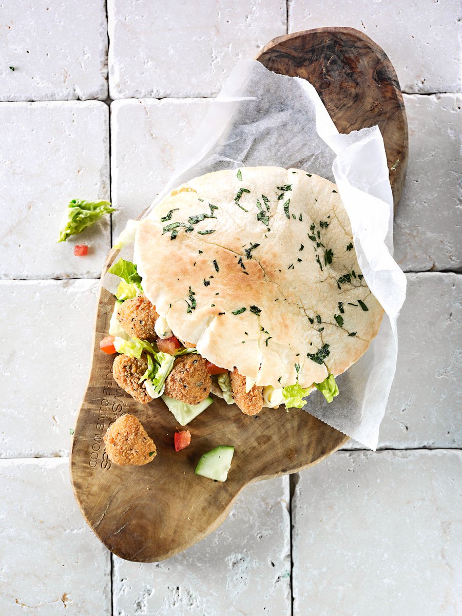 Tapas_Club's tweet photo. Pita met Pollo Rebozado 🥙🐔

De zomervakantie vieren doe je met deze heerlijke pita gevuld met malse kipfilet. Deze stukjes kip, gekruid met zwarte peper passen perfect bij onze pita’s, gevuld met wat rauwkost en alioli. Versier onze pita’s met wat verse of gedroogde kruiden✨ https://t.co/G1Mmkv0peR