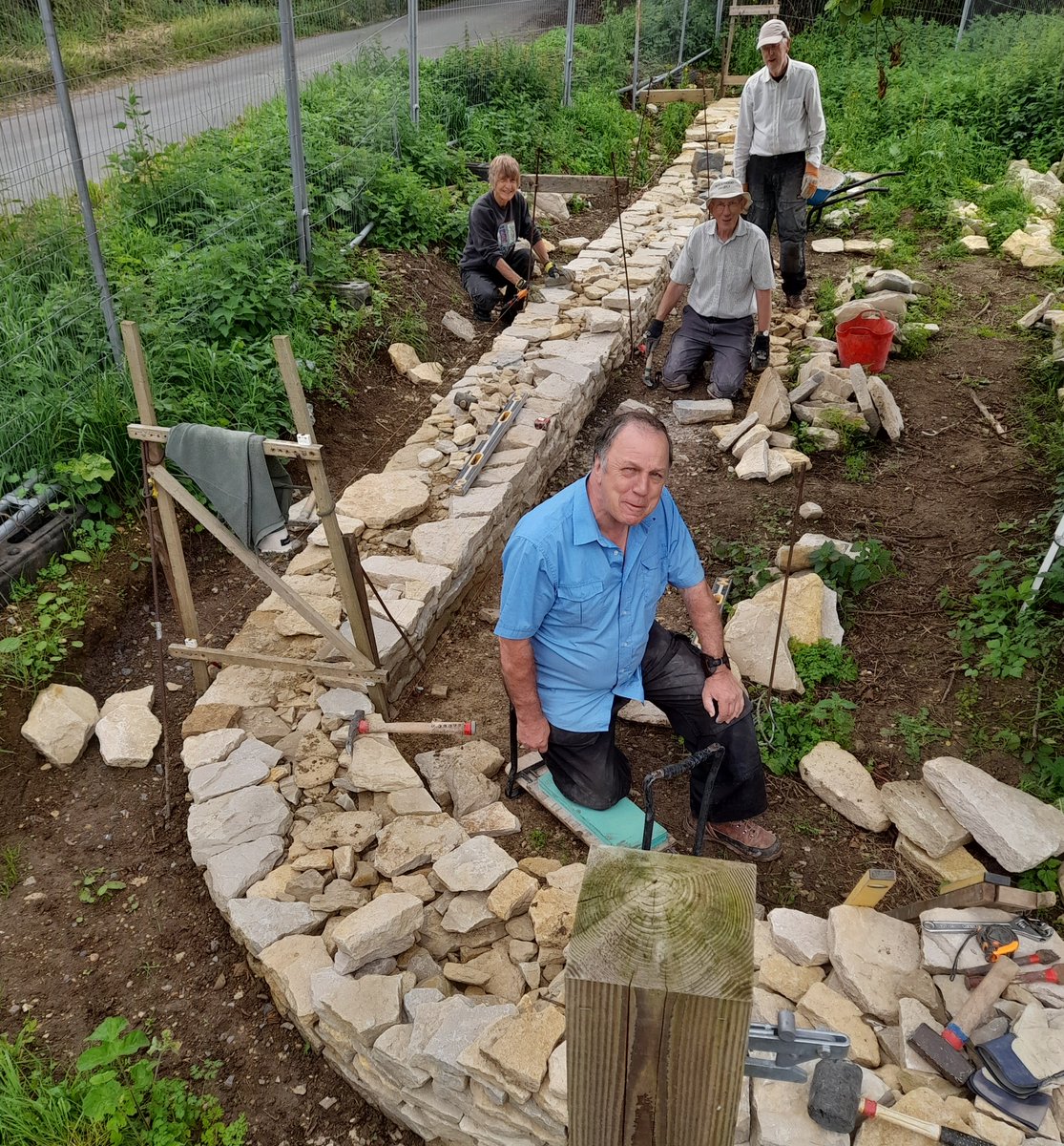 Here's our volunteer #drystonewalling group making great progress on the wall at the entrance of Foxburrow Wood.⁣ Thank you so much for all your hard work everyone! ⁣To find out more email toby@wychwoodforesttrust.co.uk. #wychwoodforest #cotswolds #ruralcrafts #heritageskills