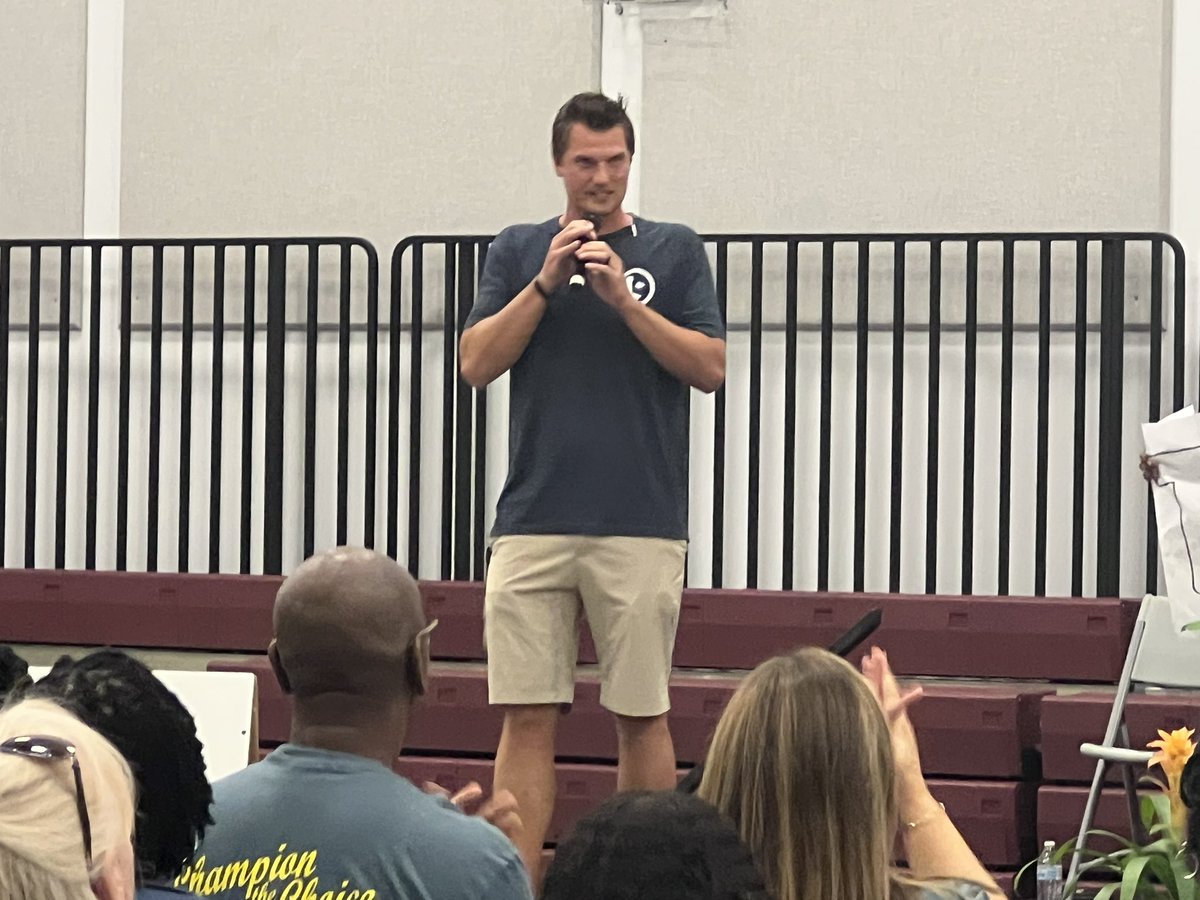 ACES_FB's tweet image. My man @CoachGoetsch  getting it done today at convocation! #thisishope