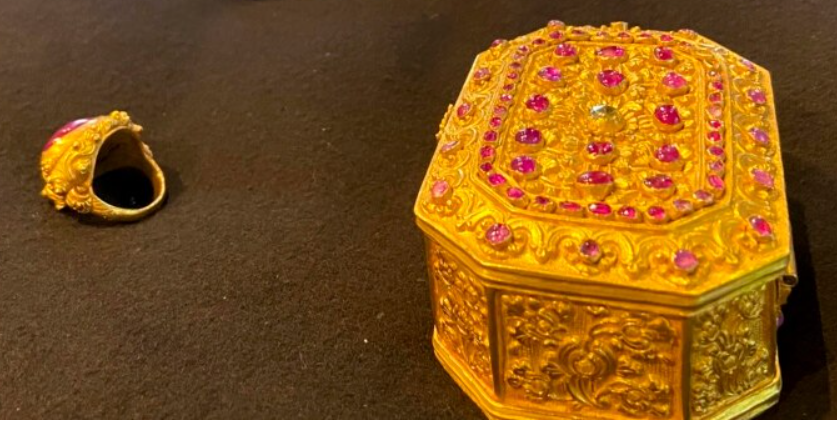 EnigmaEuproject's tweet photo. Indonesia welcomes return of hundreds of cultural artifacts taken (sometimes by force) during colonial times such as  jewels and temple carvings as important step in global restitution effort.

https://t.co/O0roPnTbd6

#heritage #goods #culture #protection #restitution #homeback https://t.co/tZl9tByd8P