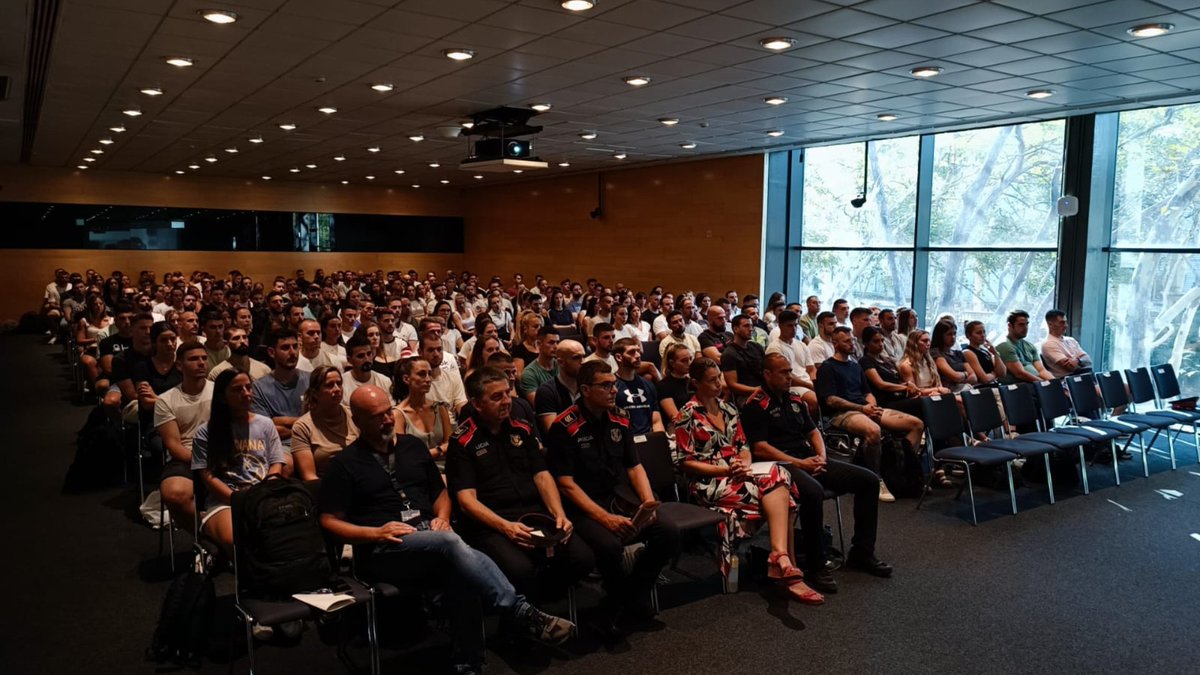 mossos's tweet photo. Avui s’incorporen 762 nous mossos i mosses a les diverses comissaries de Catalunya. Han superat un any de formació i tenen per davant un any de pràctiques en el qual lluiran l’uniforme amb orgull, però també amb responsabilitat. Molta sort en aquesta nova etapa #SomMossos https://t.co/j4Ytf4LKvf