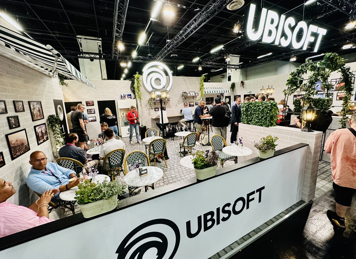 Der GamesWirtschaft-Preis für den liebevollsten Business-Auftritt geht in diesem Jahr an Ubisoft 🇫🇷  <a href="/UbisoftDE/">UbisoftDE</a> : Der offene Stand ist einem französischen Straßencafé ☕️ nachempfunden - mit Springbrunnen, Geranien und ‚Kopfsteinpflaster‘. #gamescom #gamescom2023 #Cologne
