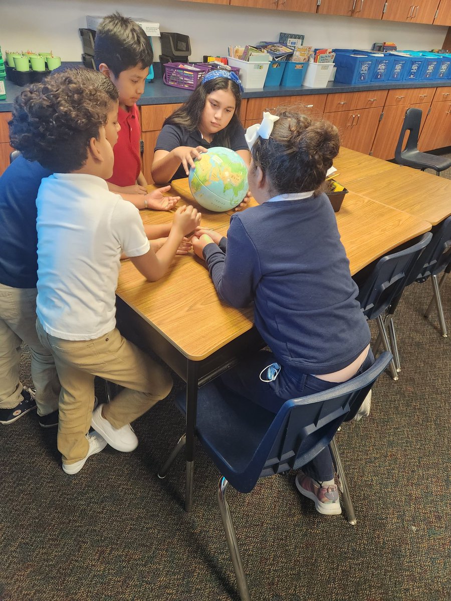 bigsrmz's tweet photo. 🎶We have the whole world in our hands🎶 #LearningisFun #socialstudies @WTHanes @DumbleNutt https://t.co/HBmzTiSPBY