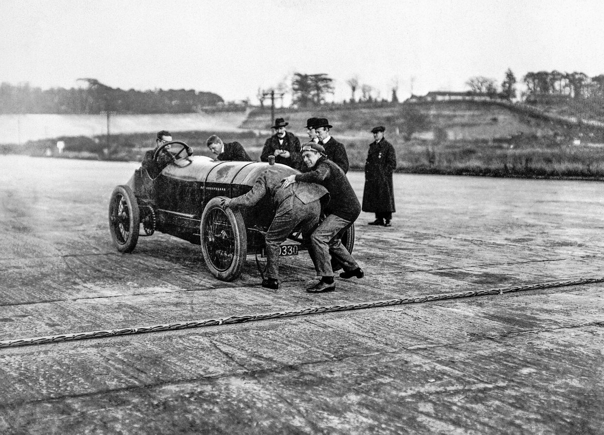 Retromotive1's tweet photo. World record drives by Lydston Granville Hornsted on 22 December 1913  with the Benz 200 hp racing car. Hornsted sets two new standing start  world records over half a mile (804.67 metres) and one kilometre. https://t.co/4qUD02a7mq