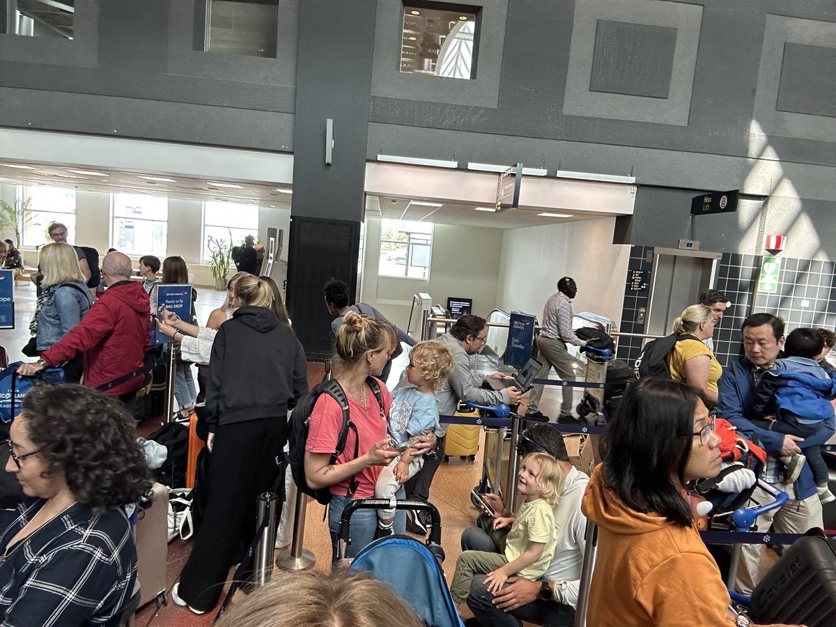 Hi @British_Airways & @Arlanda - any chance you could send someone to the desks to help us check in? None of your automated machines are working and the queue is growing. Thanks!