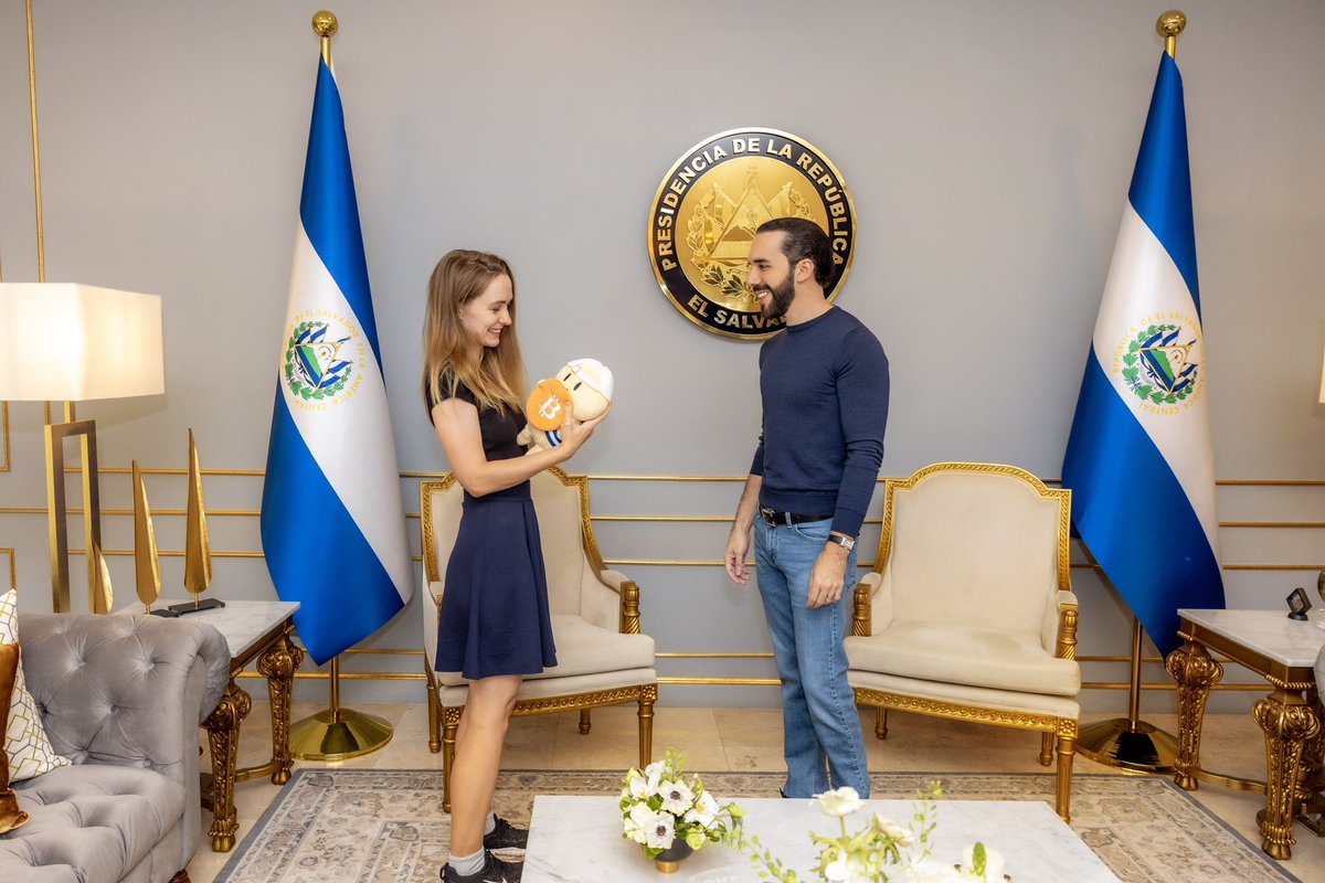 LinaSeiche's tweet image. After a long time on the road, El Little Presidente finally meets El (Big) Presidente 🇸🇻
Thank you for making time again, and for giving him a new home @nayibbukele 🧡