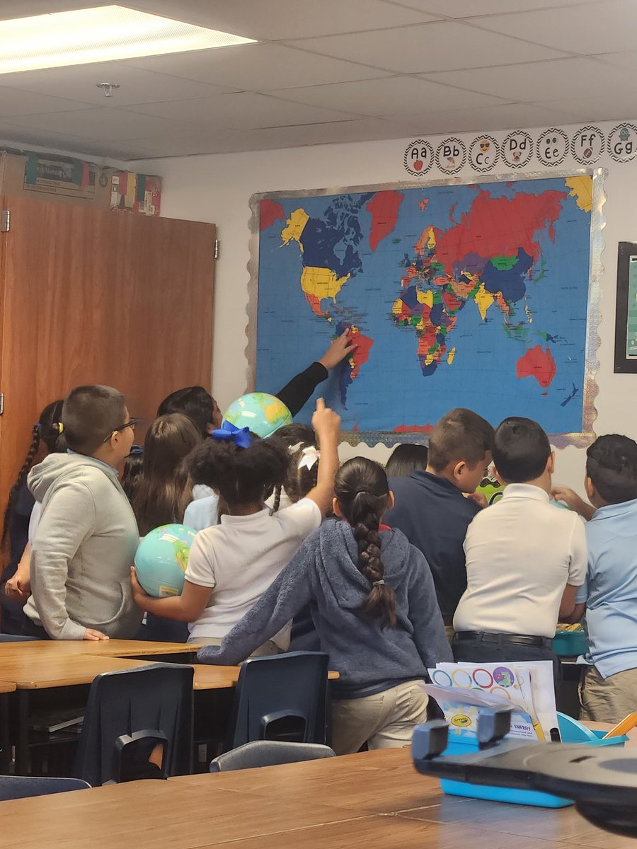 bigsrmz's tweet photo. 🎶We have the whole world in our hands🎶 #LearningisFun #socialstudies @WTHanes @DumbleNutt https://t.co/HBmzTiSPBY