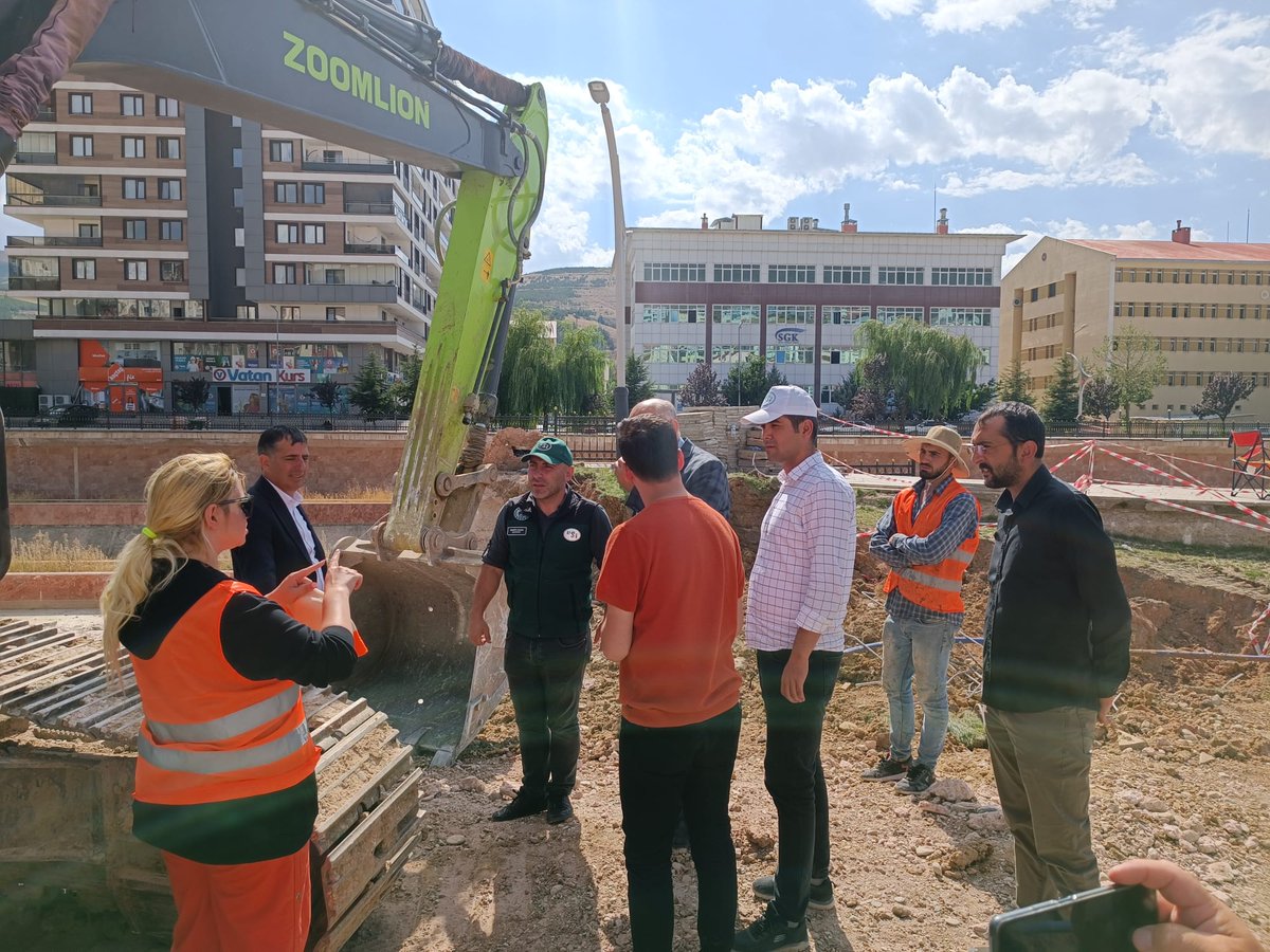 profdrorhanates's tweet photo. Bayburt ilimizin gözbebeği konumunda olan #Çoruh Nehri üzerine yapılacak 2 adet yaya ve 2 adet araç köprüsü için ilk kazmayı vurduk.
DSİ Bayburt Şube Müdürü Muhammer ADANUR ve  İl Başkanı Hacı Ali POLAT ile birlikte şantiye sahasına giderek, yerinde incelemelerde bulunduk. https://t.co/6g5aOVeztb