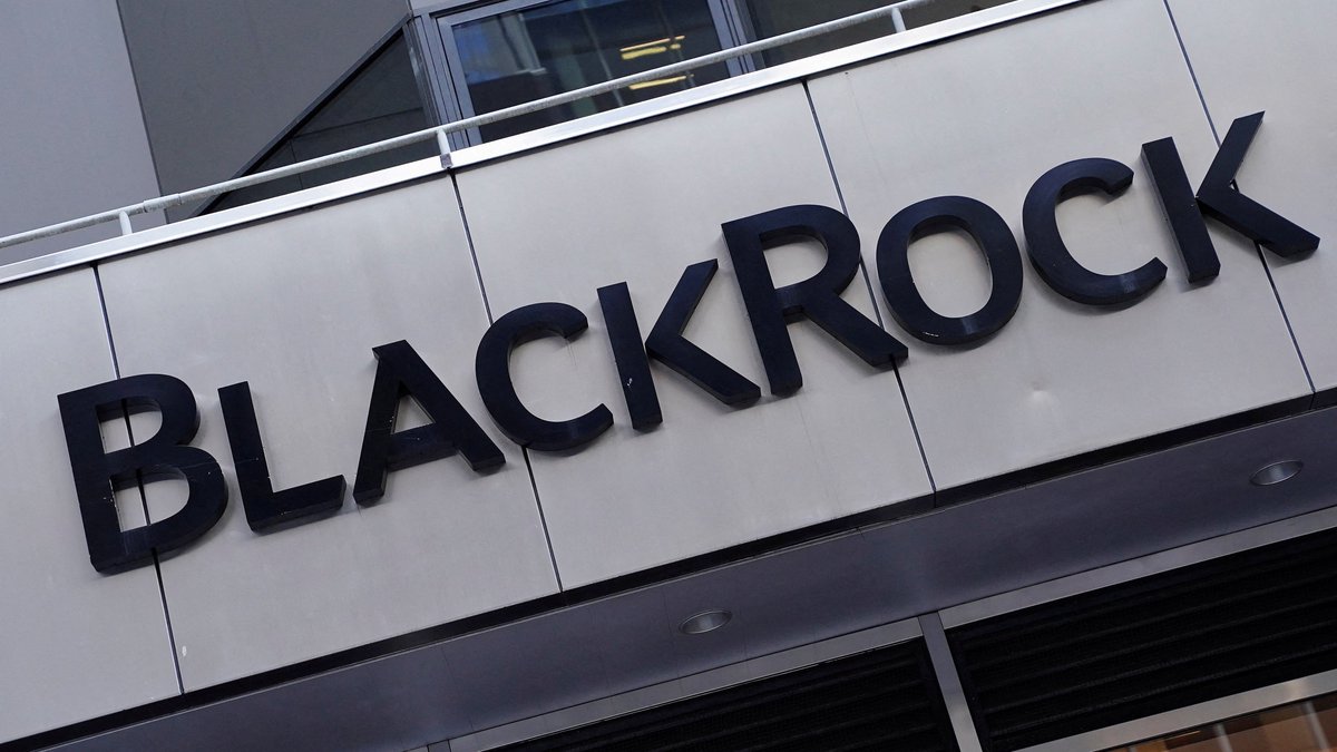 cryptorover's tweet photo. BlackRock is buying #Bitcoin, but why isn't the market showing strenght?

The simple reason is that they are acquiring #Bitcoin through miners, exchanges, and governments via OTC (over-the-counter) transactions.

This method doesn't directly influence the price of $BTC.

Don't be fooled, they are accumulating
