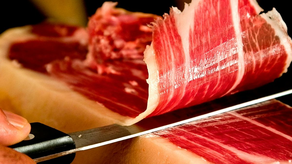 LObservatori_V's tweet photo. Paraula del dia 😃😉

Pernil, -ls
(Derivat del llatí pĕrna, possible aragonesisme.)

1. cuixot (cuixa d’un porc salada per a la seua conservació.)

observacions/documentació: Dialectalment també se li dona el nom de garró.
https://t.co/BmXTqQifua https://t.co/55LwjWuIIH