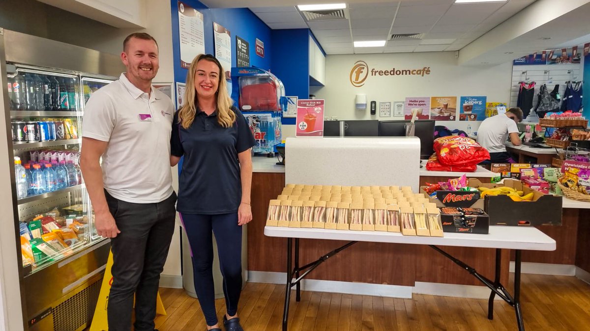 carolynharris24's tweet photo. It’s been a delight to provide packed lunches as part of #EveryoneDeservesASummer to @FreedomSwansea Penlan today. A big thank you to @SinclairVans for the help getting the lunches there! 🥪

Got to make sure the little ones have plenty of fuel for their fun in the pool 🌊 https://t.co/MU47J0UaKC