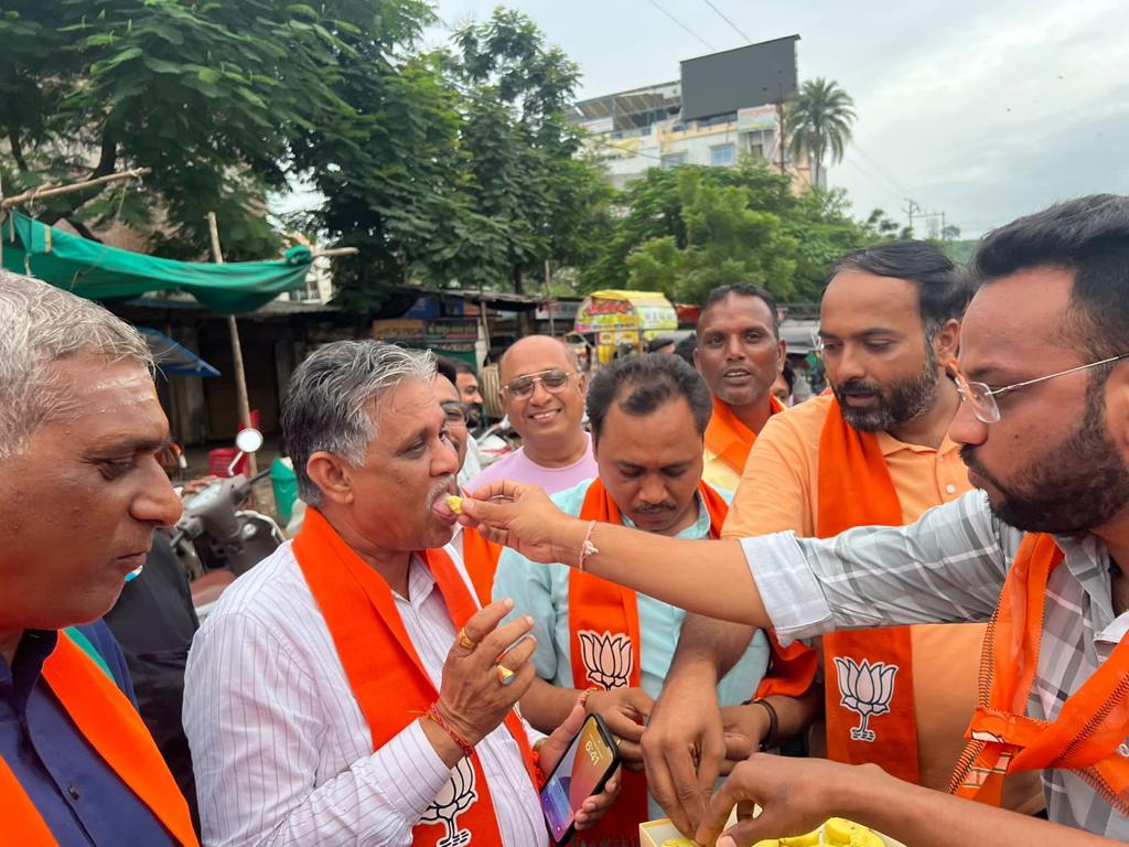 Jignesh98690096's tweet photo. આજરોજ લુણાવાડા ભાજપ નગર દ્વારા ચંદ્રયાન3 સફળતાપૂર્વક લેન્ડીંગ થવા બદલ લુણાવાડા ચોકડી ખાતે સર્વે ભારતીય જનતા પાર્ટી કાર્યકરો દ્વારા ફટાકડા ફોડી તેમજ મીઠાઈ ખવડાવી દેશની  નવી સિદ્ધિ ની ઉજવણી કરી https://t.co/YMVuq56WDH